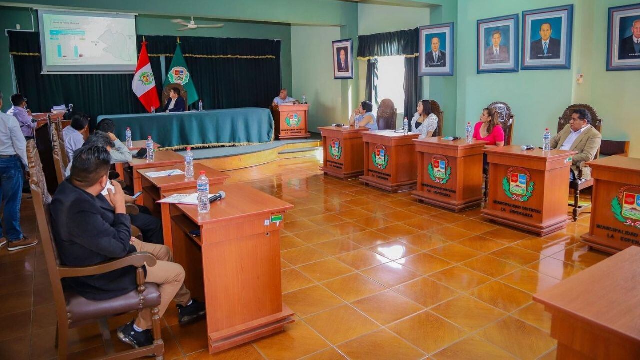 Tras incrementarse monto de dieta a pesar de restricción, según reveló la Contraloría, ahora cobrarán menos de mil soles para devolver dinero a municipio.