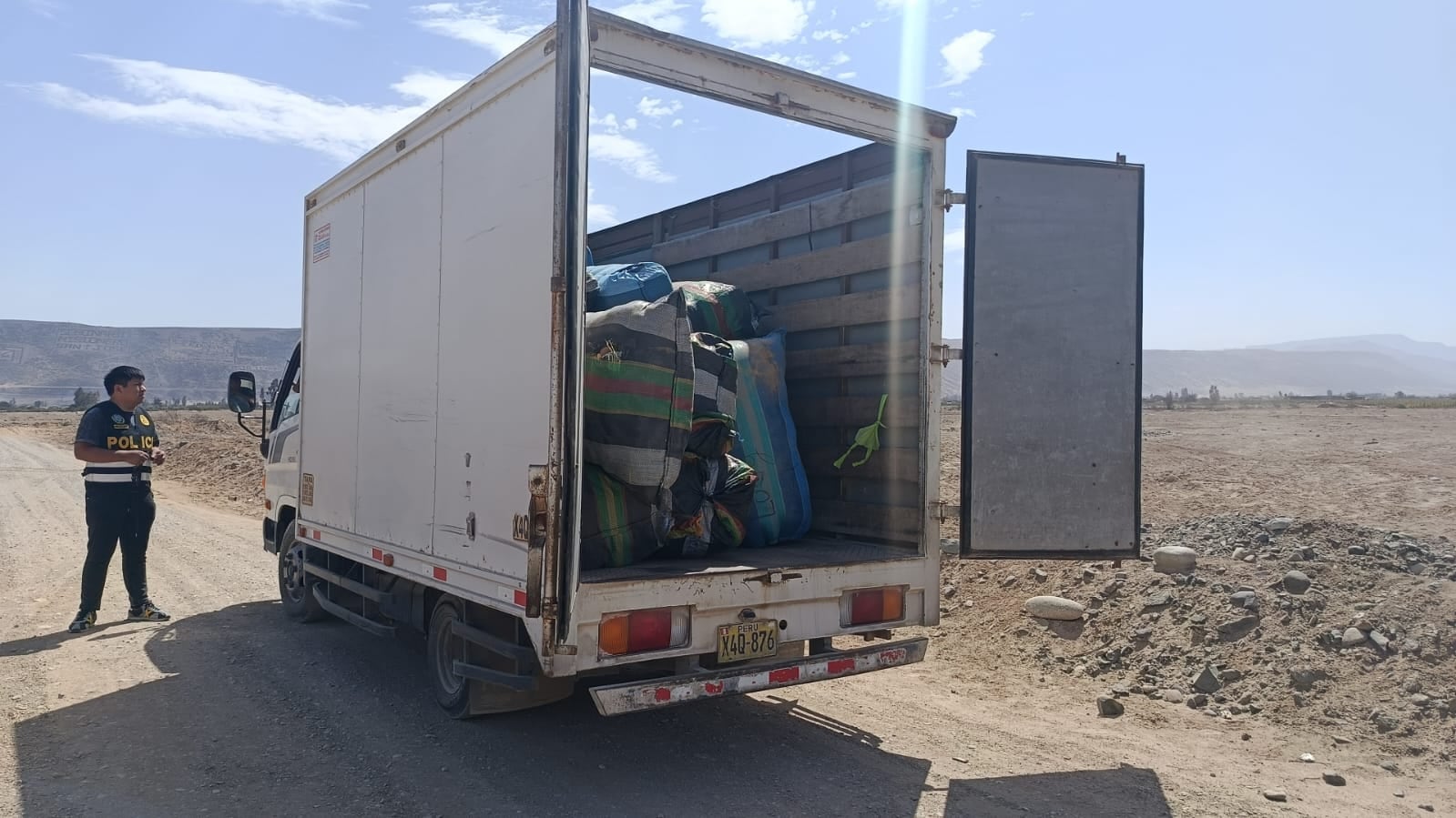De un camión descargaban fardos al inmueble custodiado por una mujer. (Foto: Difusión)