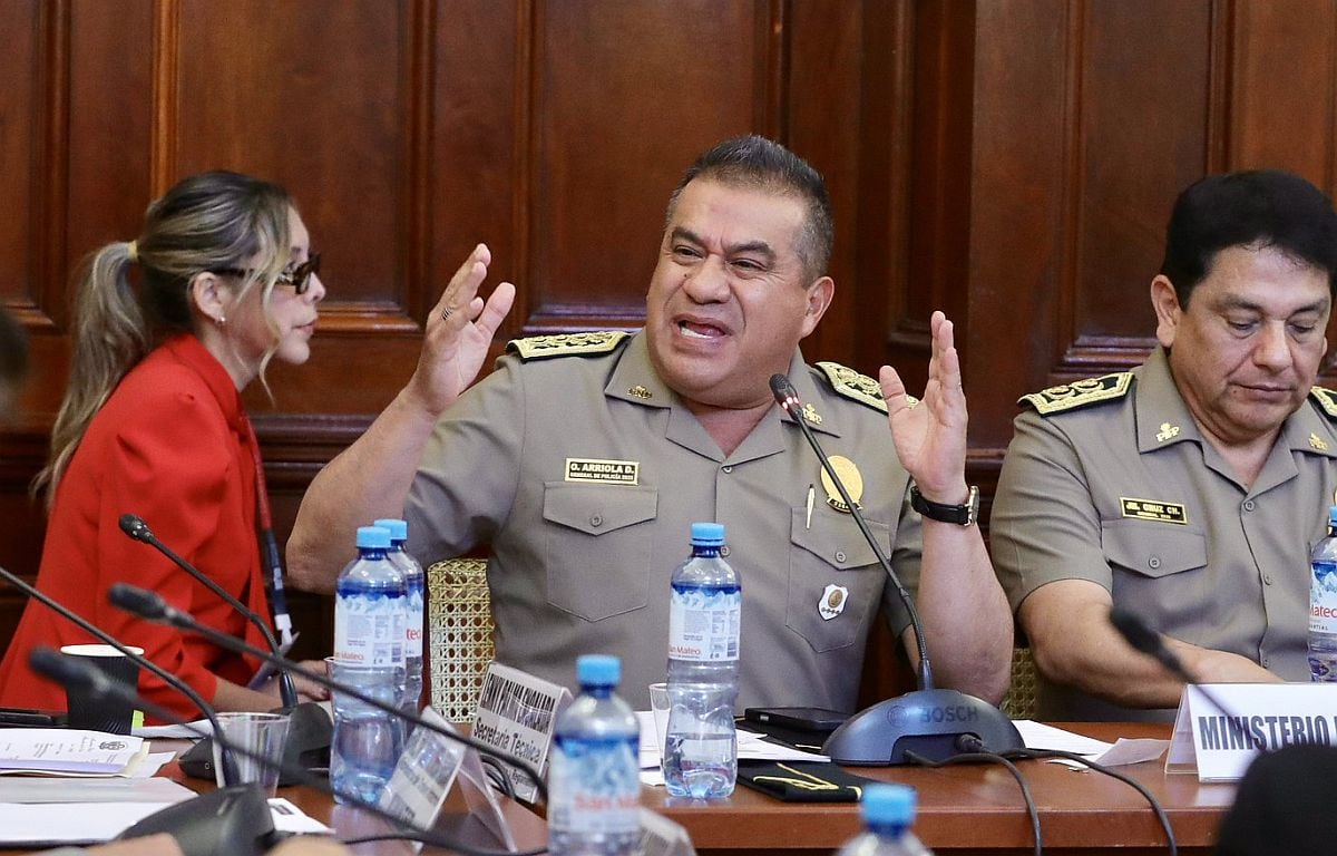 El comandante general de la PNP, Oscar Arriola, dijo que hay demoras en investigaciones por falta de claridad en las competencias de las fiscalías. (Foto: Congreso)
