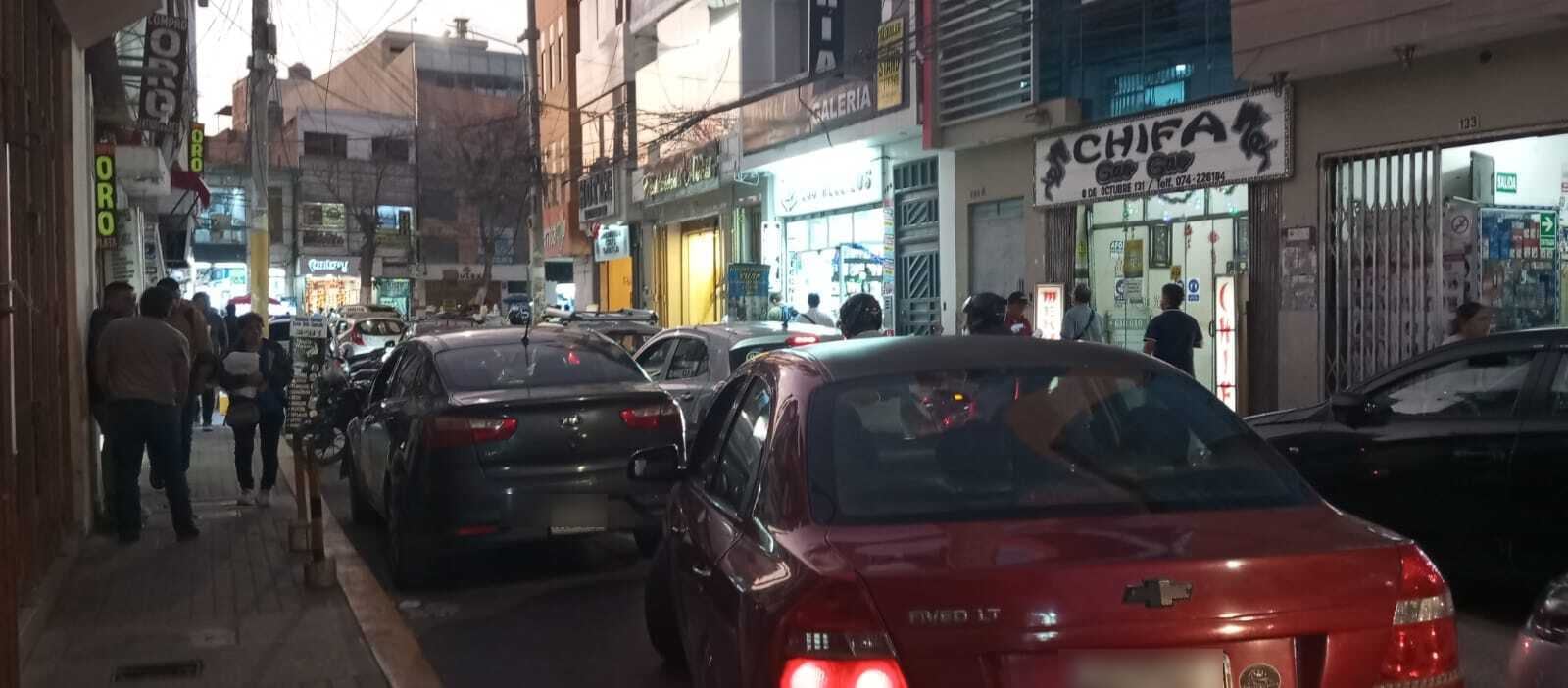 Paraderos informales en la calle 8 de Octubre.