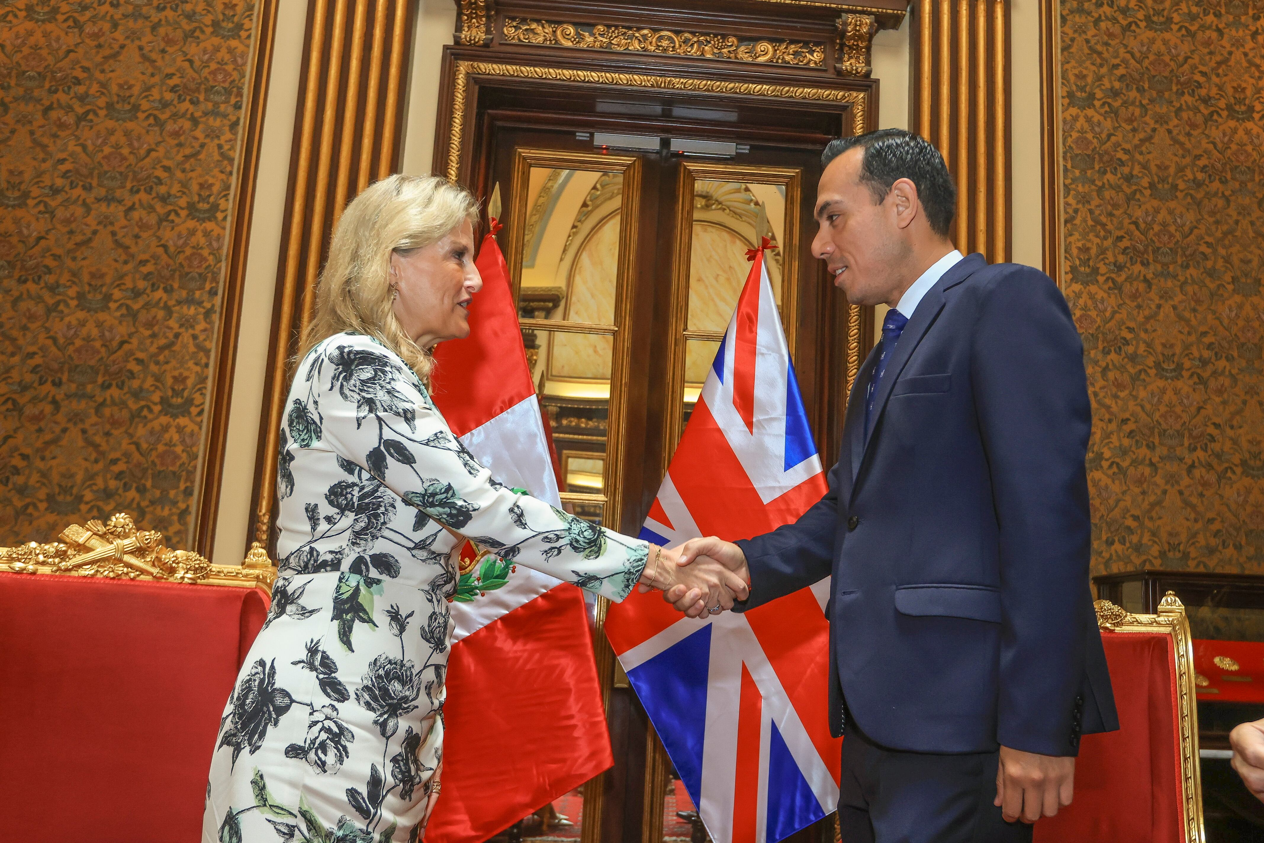 El encuentro protocolar destacó el interés mutuo por ampliar la cooperación bilateral, en el marco de la primera visita oficial de Sophie Helen Rhys-Jones al Perú. FOTO: PRESIDENCIA