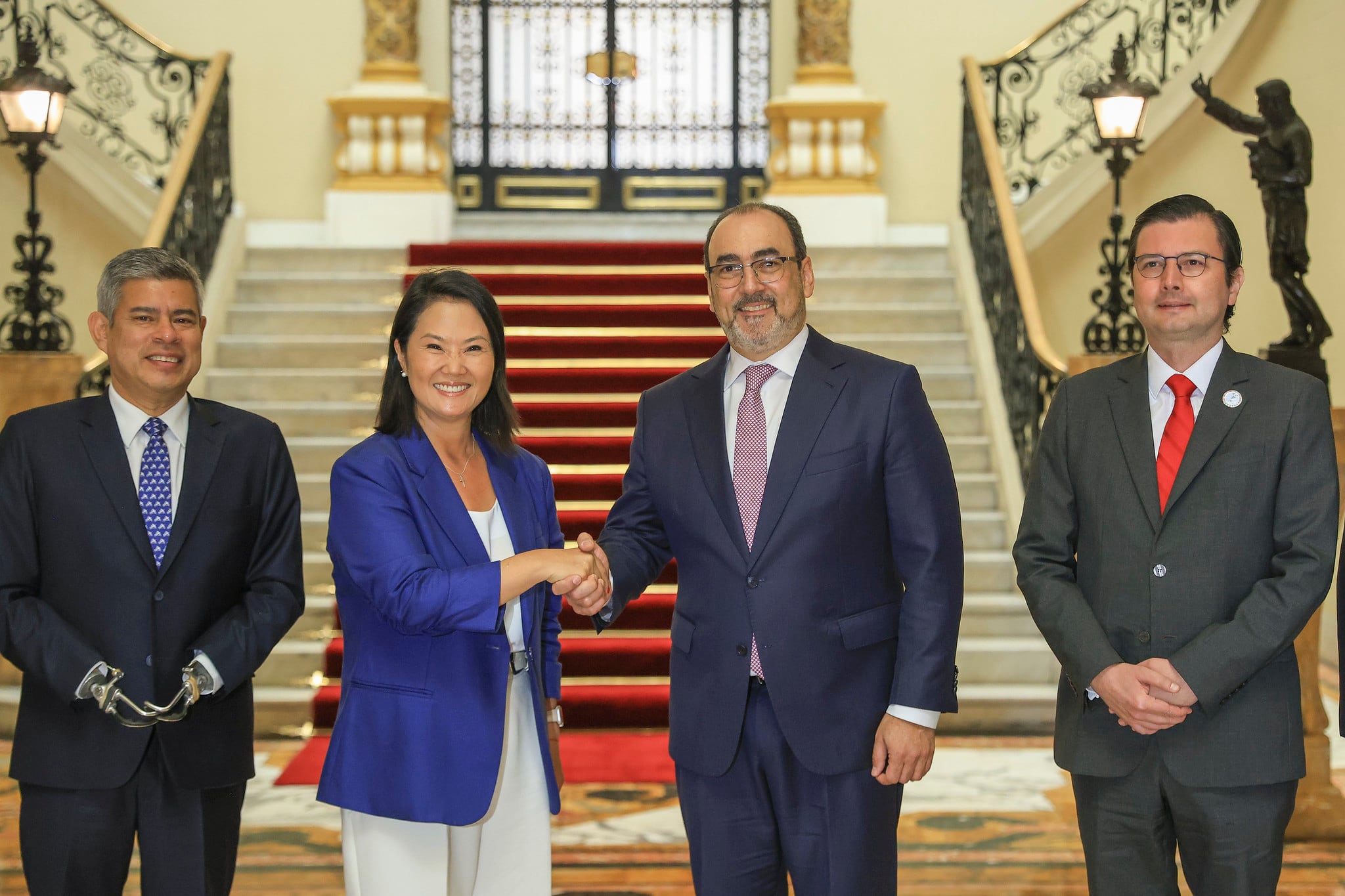 La presidenta Keiko Fujimori y el presidente ejecutivo de CAF, Sergio Díaz-Granados, abordaron cooperación en seguridad ciudadana, prevención ante El Niño, infraestructura, salud digital y conectividad. (Foto: Presidencia)