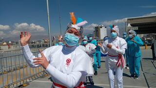 Al ritmo de santiago, festejo y saya enfermeras aplican segunda dosis en Huancayo (FOTOS)