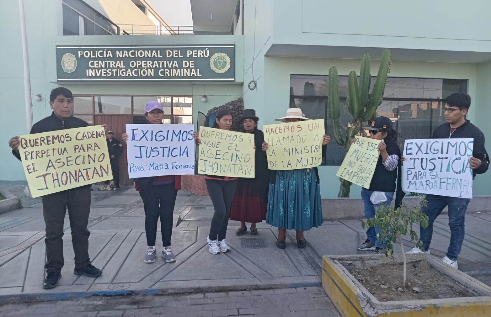 Familiares y amigos acudieron a la sede del Depincri para exigir justicia para la víctima de feminicidio