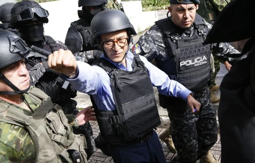 Christian Zurita fue escoltado por varios miembros de las Fuerzas Armadas ecuatorianas cuando acudió a votar con casco y chaleco antibalas. FOTO: EFE