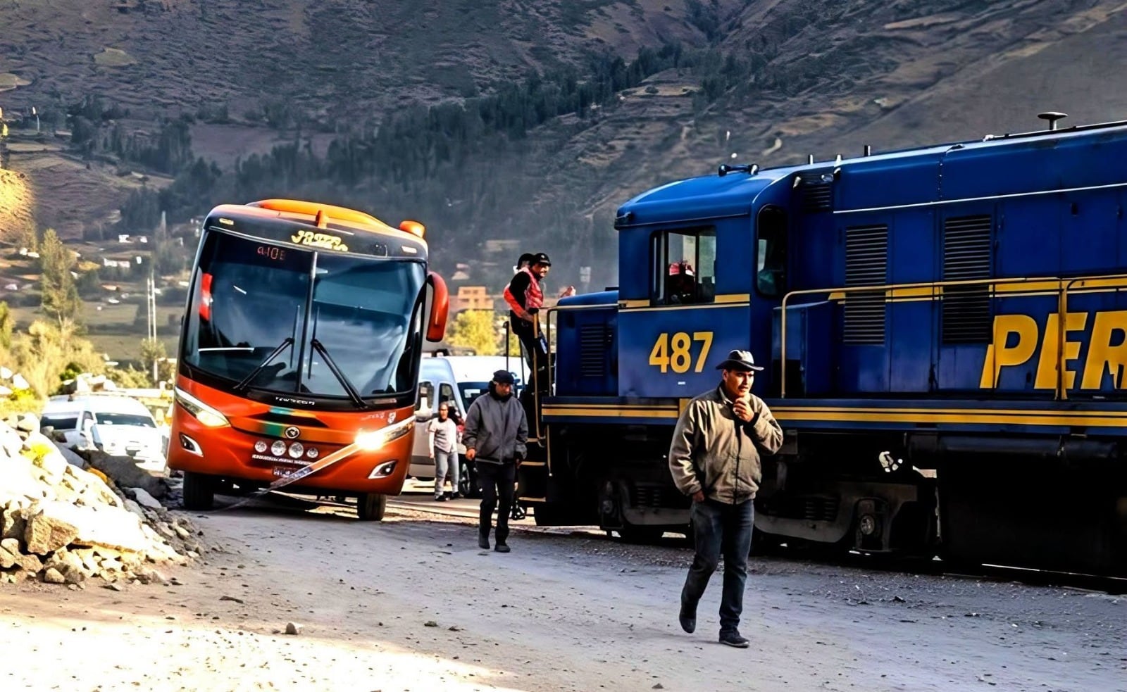 Bus de transporte y tren a Machu Picchu por poco colisionan en Cusco (VIDEO)