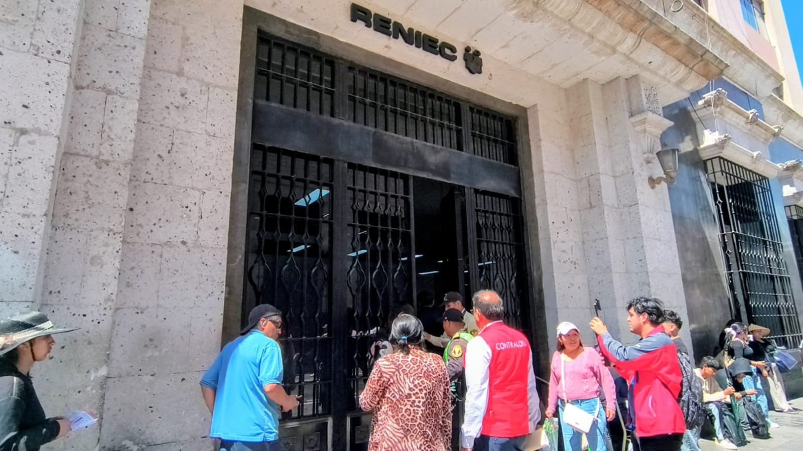 Contraloría inspecciones Reniec en Arequipa ante demanda de entrega de DNI. Foto: Contraloría.