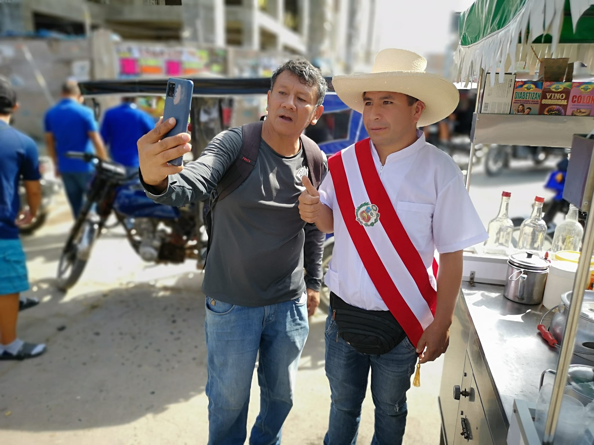Clientes se toman selfie con Percy Goicochea. Foto: Wilson Alarcón