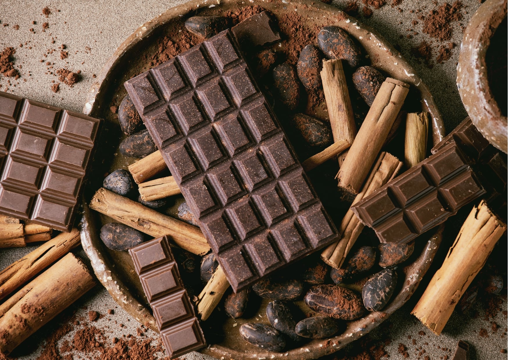 Elegir la versión amarga y con alto porcentaje de cacao, junto a un consumo moderado, puede convertir este placer en un aliado de tu salud.