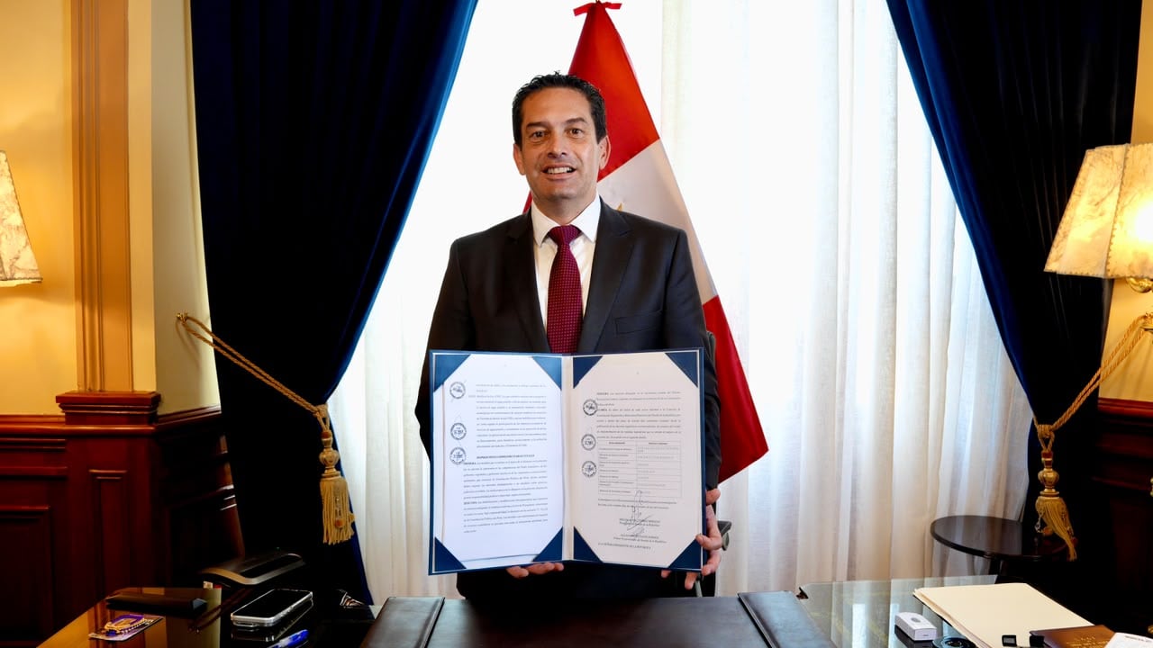 Miguel Torres firma ley que otorga facultades legislativas al Gobierno en seguridad y prevención.