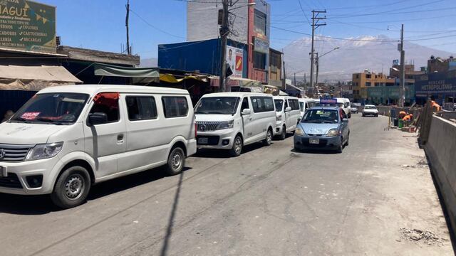 Transportistas informales se apoderan de avenida Vidaurrazaga