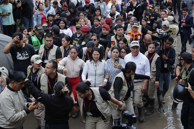 Keiko Fujimori inspecciona zonas afectadas por lluvias en Villa María del Triunfo