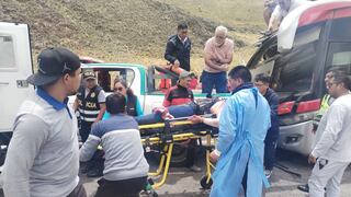 Puno: Un muerto y varios heridos tras choque de un ómnibus contra un cerro en la vía Juliaca-Arequipa