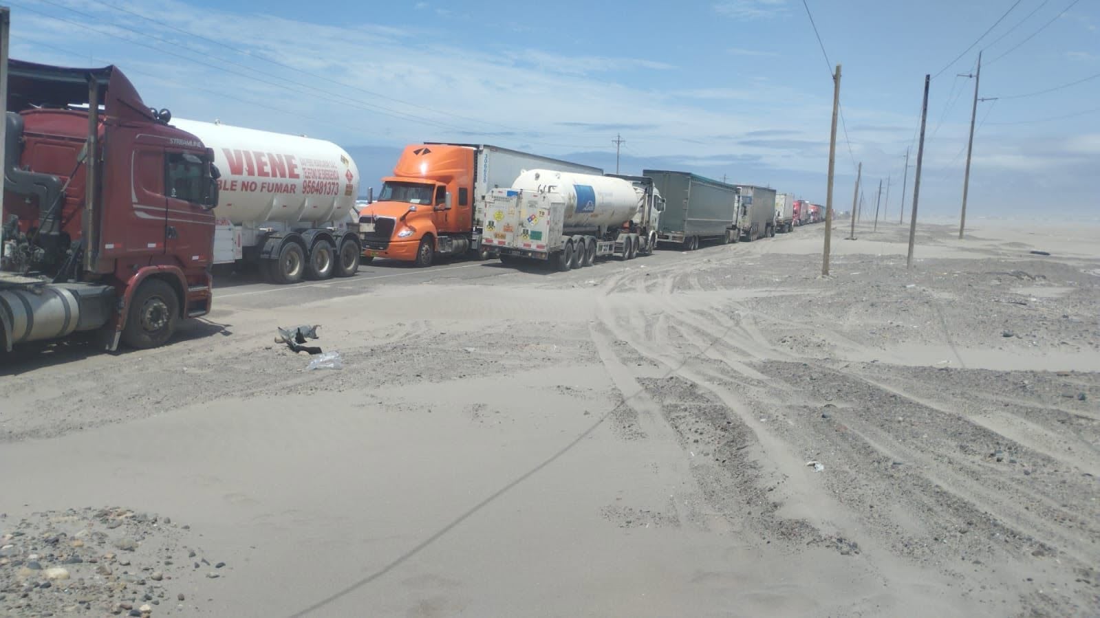 Arena acumulada en la Panamericana Sur en Arequipa deja varios vehículos varados por horas. Foto: Conductores en ruta.
