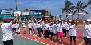 En el marco del Día Mundial de la Actividad Física, la campaña “Actívate Hoy” movilizó a cientos de adultos mayores y turistas.