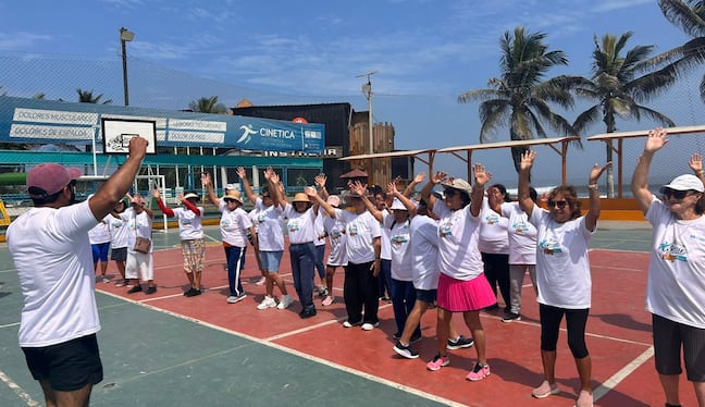 En el marco del Día Mundial de la Actividad Física, la campaña “Actívate Hoy” movilizó a cientos de adultos mayores y turistas.