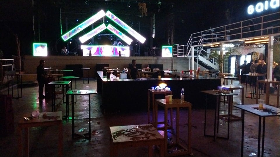 El personal municipal ordenó que los clientes abandonen el local.