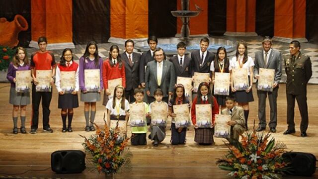 Con premiación a "excelencias" cierran el Año Académico Escolar 2014