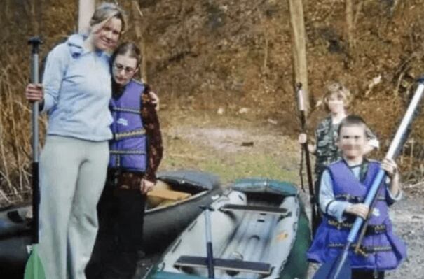 Barbora Skrlova es adoptada por las hermanas Mauerová