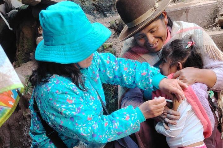 Brigadas de vacunación recorren las calles del Cusco, Urubamba, Calca y Anta ante brote epidémico.