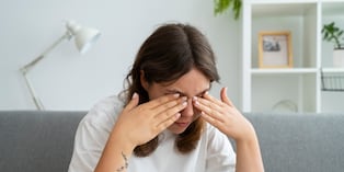 La película lagrimal funciona como una barrera de protección de la superficie ocular. Una especialista explica qué síntomas pueden advertir una alteración y qué medidas ayudan a proteger los ojos.