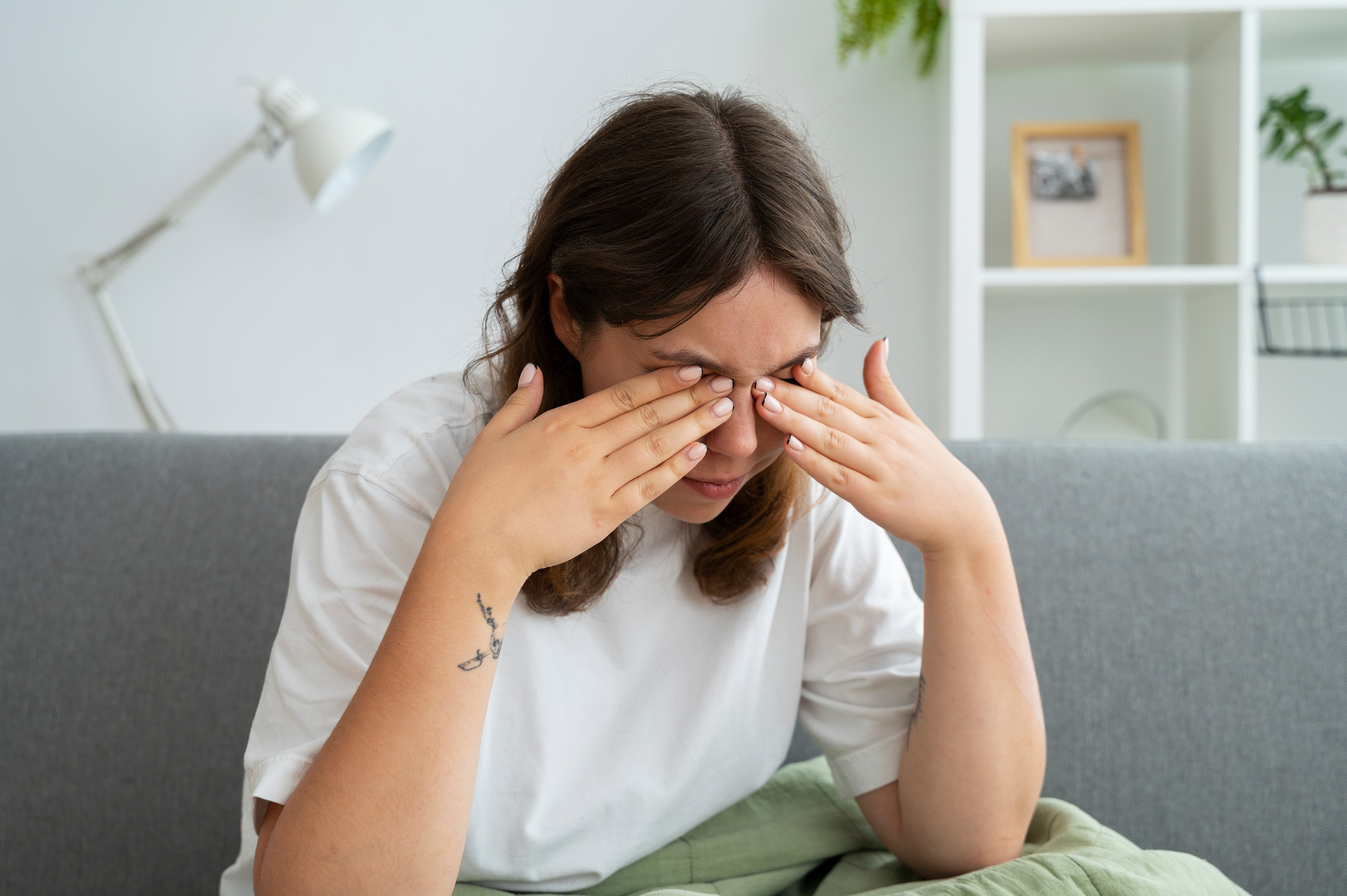 La película lagrimal funciona como una barrera de protección de la superficie ocular. Una especialista explica qué síntomas pueden advertir una alteración y qué medidas ayudan a proteger los ojos.