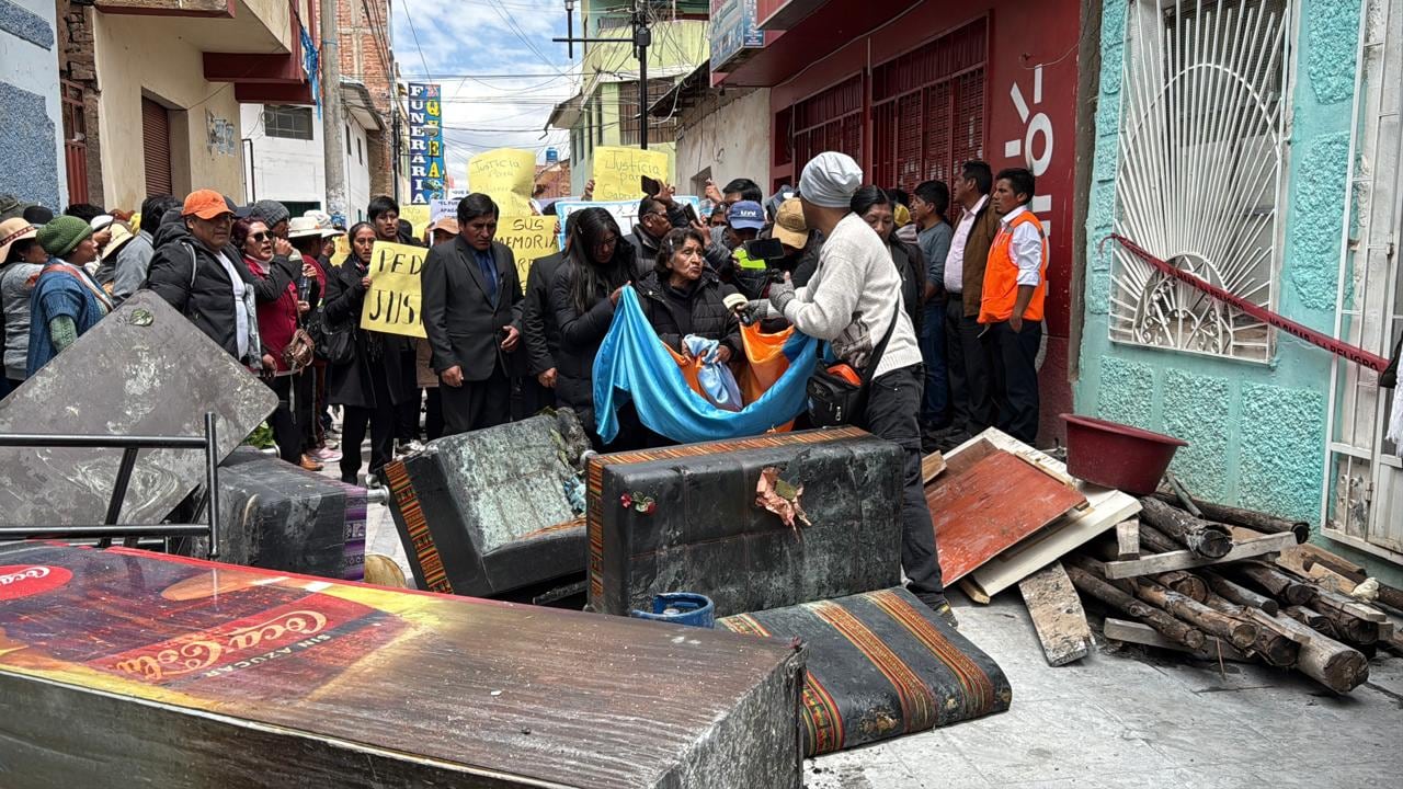 Familiares acompañan las diligencias de identificación de las víctimas del incendio en Huancané y cuestionan al alcalde por la falta de licencia del local donde ocurrió la tragedia.