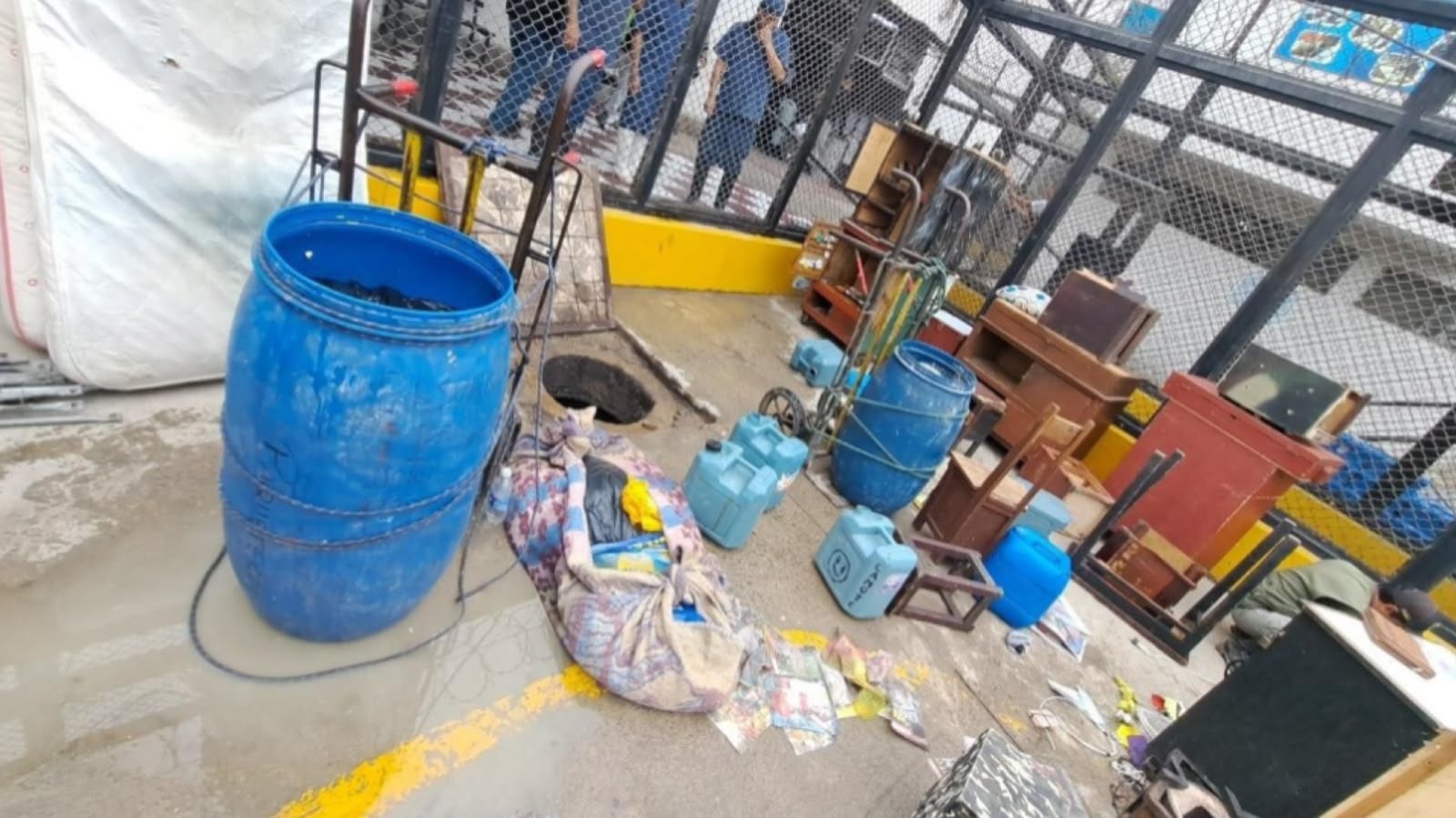 Licor fermentado y destilado, armas blancas y parlantes se hallaron en inspección en penal Castro Castro. Foto: INPE.