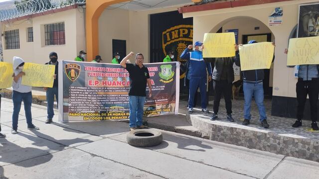 Trabajadores del INPE realizan protesta en la puerta del Penal de Huancavelica