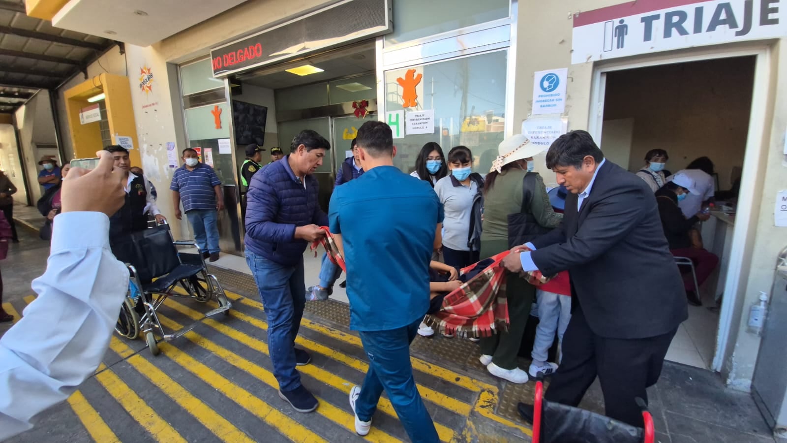 Estudiantes del Colegio Virgen del carmen heridos en la vía Arequipa Puquina, en Pampa de Uzuña, Polobaya