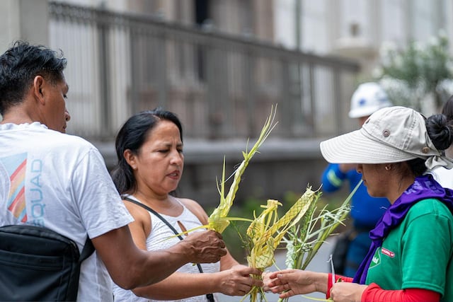 Domingo de Ramos: fieles y el Cristo Cholo recorren la Catedral y Plaza de Armas de Lima. (Fotos: Paloma del Solar/GEC)