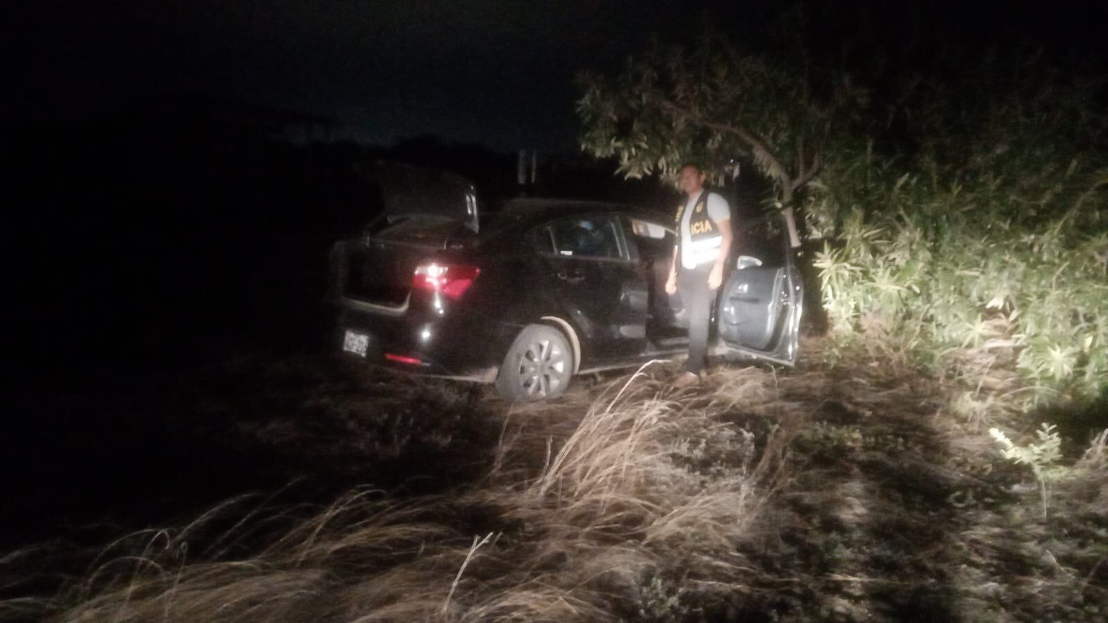 El auto se encontraba entre unos matorrales en el sector conocido como asociación Cruz de Motupe en el mismo distrito