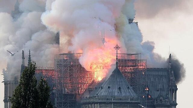 Incendio en París: Colapsó cúpula de la catedral de Notre Dame (FOTOS Y VIDEO)