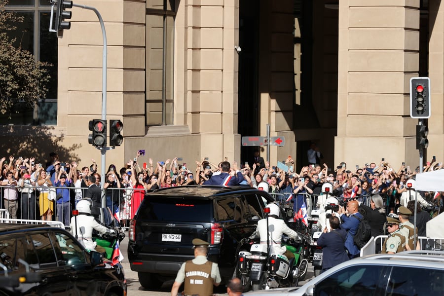 Gabriel Boric saluda a seguidores a la salida del palacio de La Moneda, en Santiago (Chile).