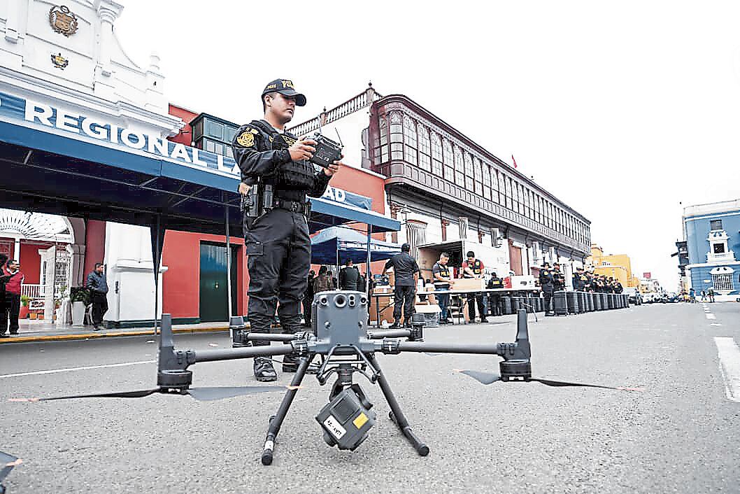 Gobierno Regional entregó equipos de alta tecnología a la Policía de La Libertad para combatir la ola de extorsiones. Entre los dispositivos se encuentran 20 computadoras que permitirán localizar celulares desde donde se realizan amenazas. También se cedió 40 drones para patrullaje aéreo en Trujillo