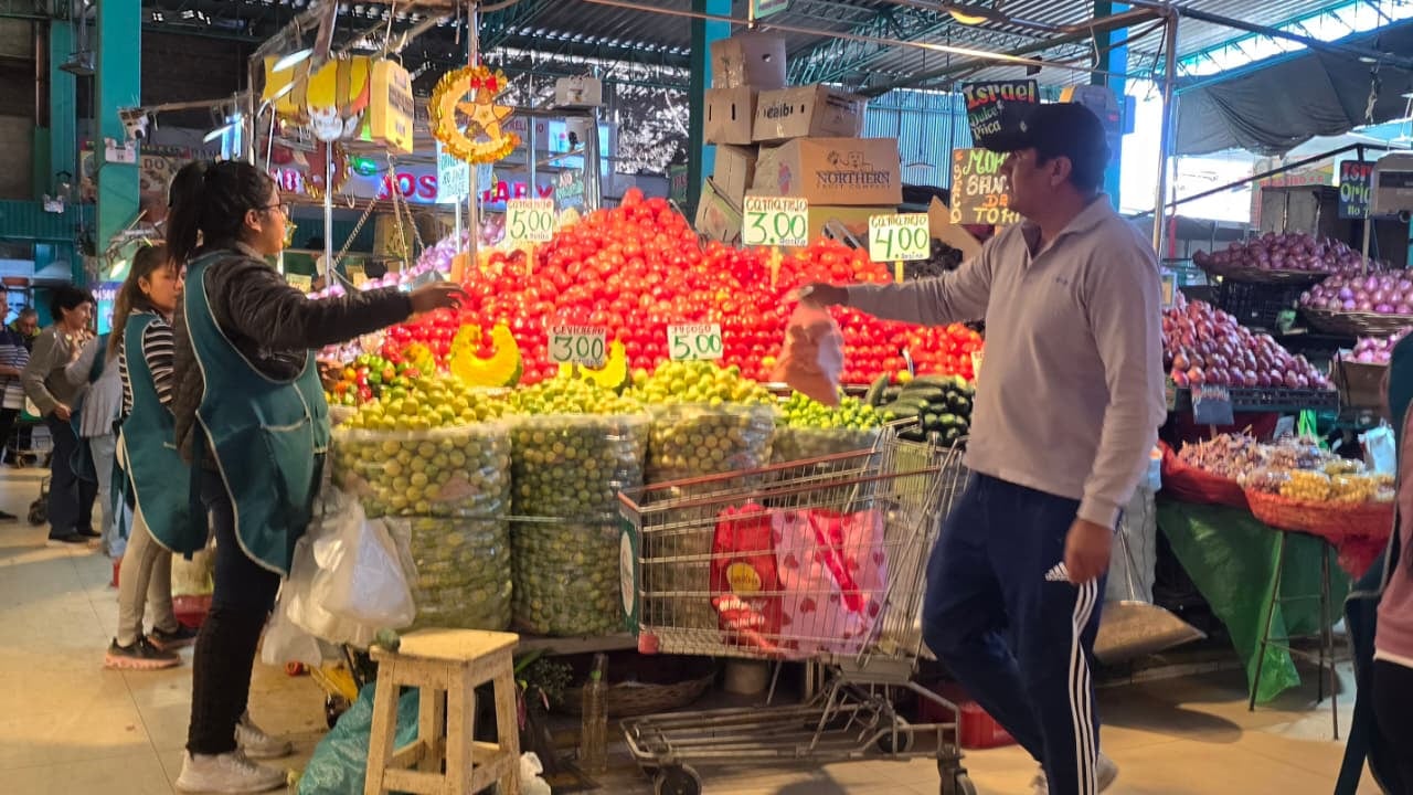 Precio de las verduras en el mercado Nueva Esperanza de Arequipa. (Foto: Yunsu Pariapaza/@photo.gec)