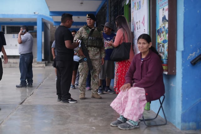 Se apertura las mesas de sufragio en el colegio San Luis Gonzaga de SJM, personas aún tienen quejas por el trabajo del personal de ONPE (Fotos: Julio Reaño/@photo.gec)