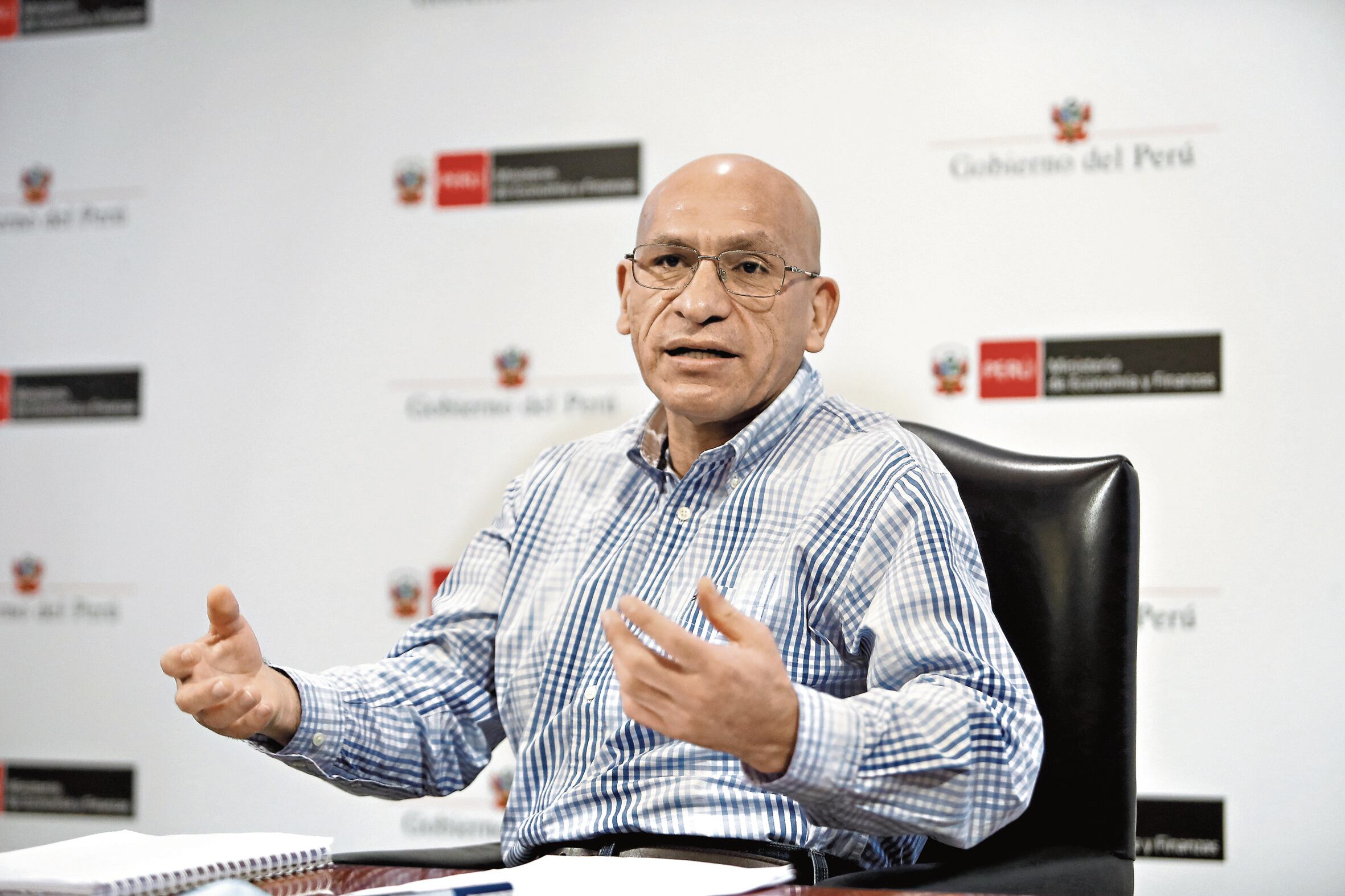 Gobierno oficializa la renuncia de Waldo Mendoza como miembro del Consejo Fiscal.