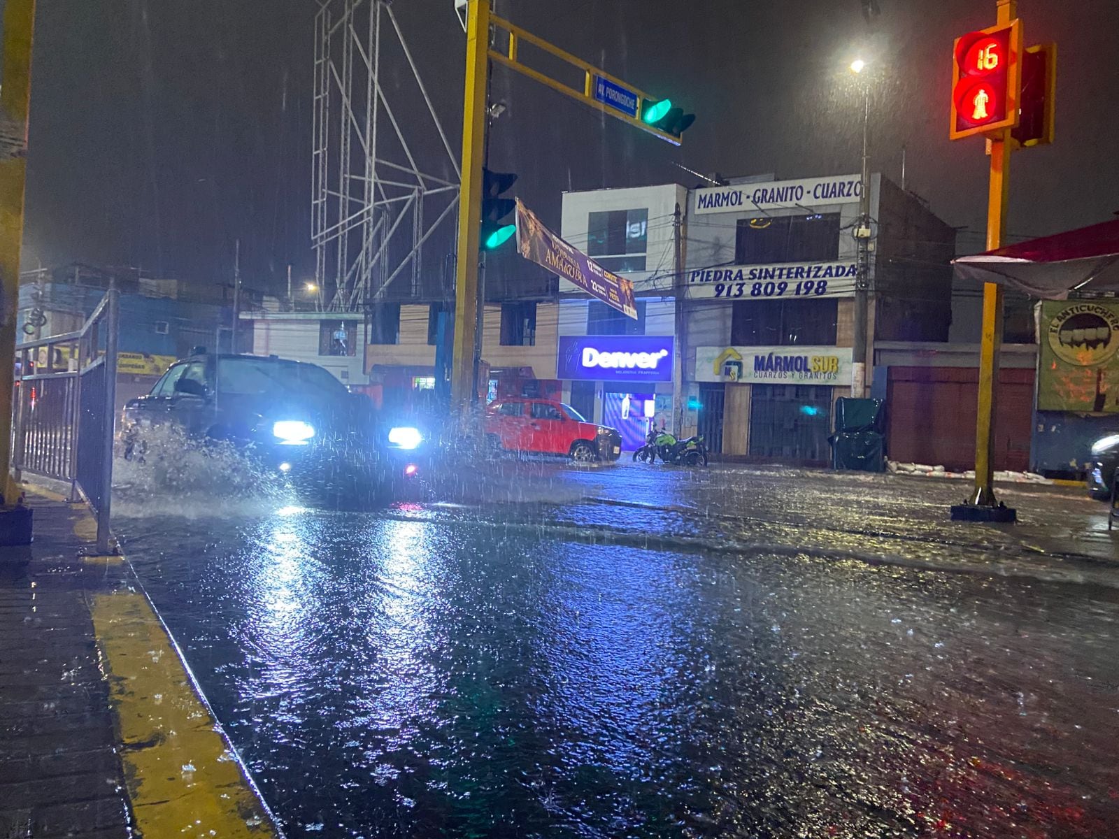 Avenidas se convierten en ríos en Arequipa, por lluvias de más de 3 horas (Foto: Juan Guillermo Mamani)