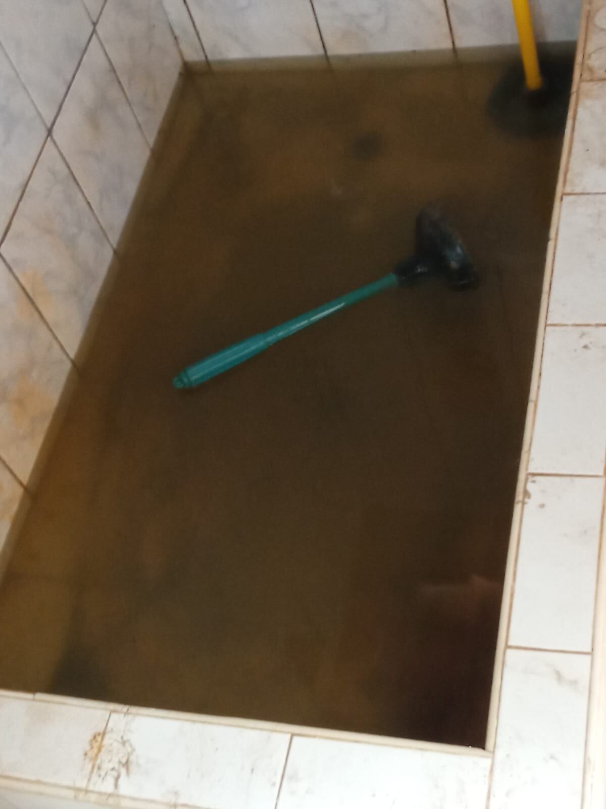 Familias viven entre aguas servidas