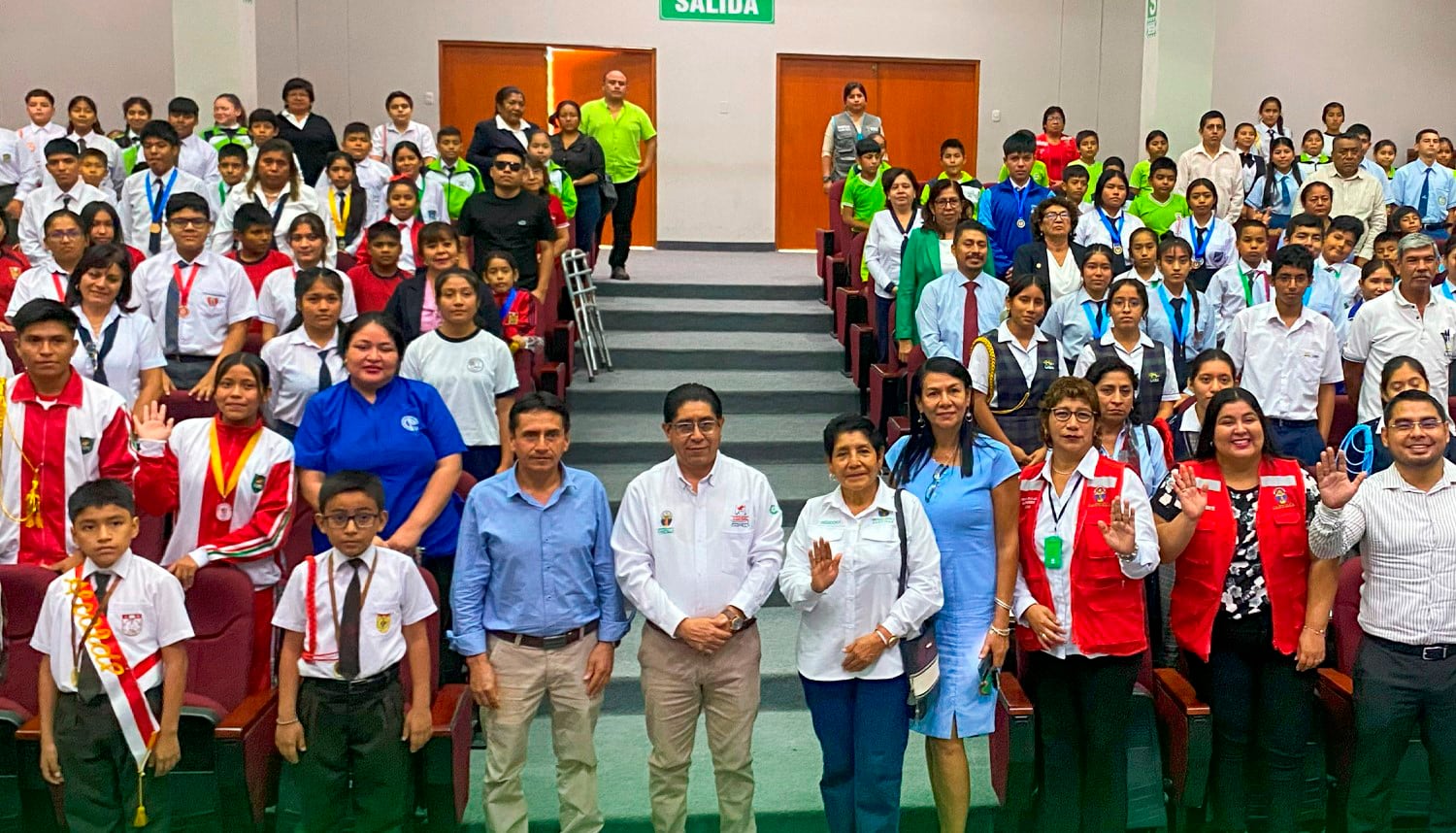 Se reúnen representantes de varias instituciones educativas.