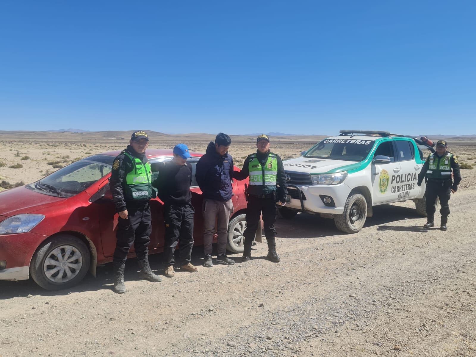 Policía intervino a ocupantes del vehículo. Foto: GEC