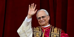 El recién elegido papa León XIV, Robert Prevost, se dirige a la multitud desde el balcón de la logia central principal de la Basílica de San Pedro por primera vez, en el Vaticano, el 8 de mayo de 2025. (Tiziana FABI / AFP)