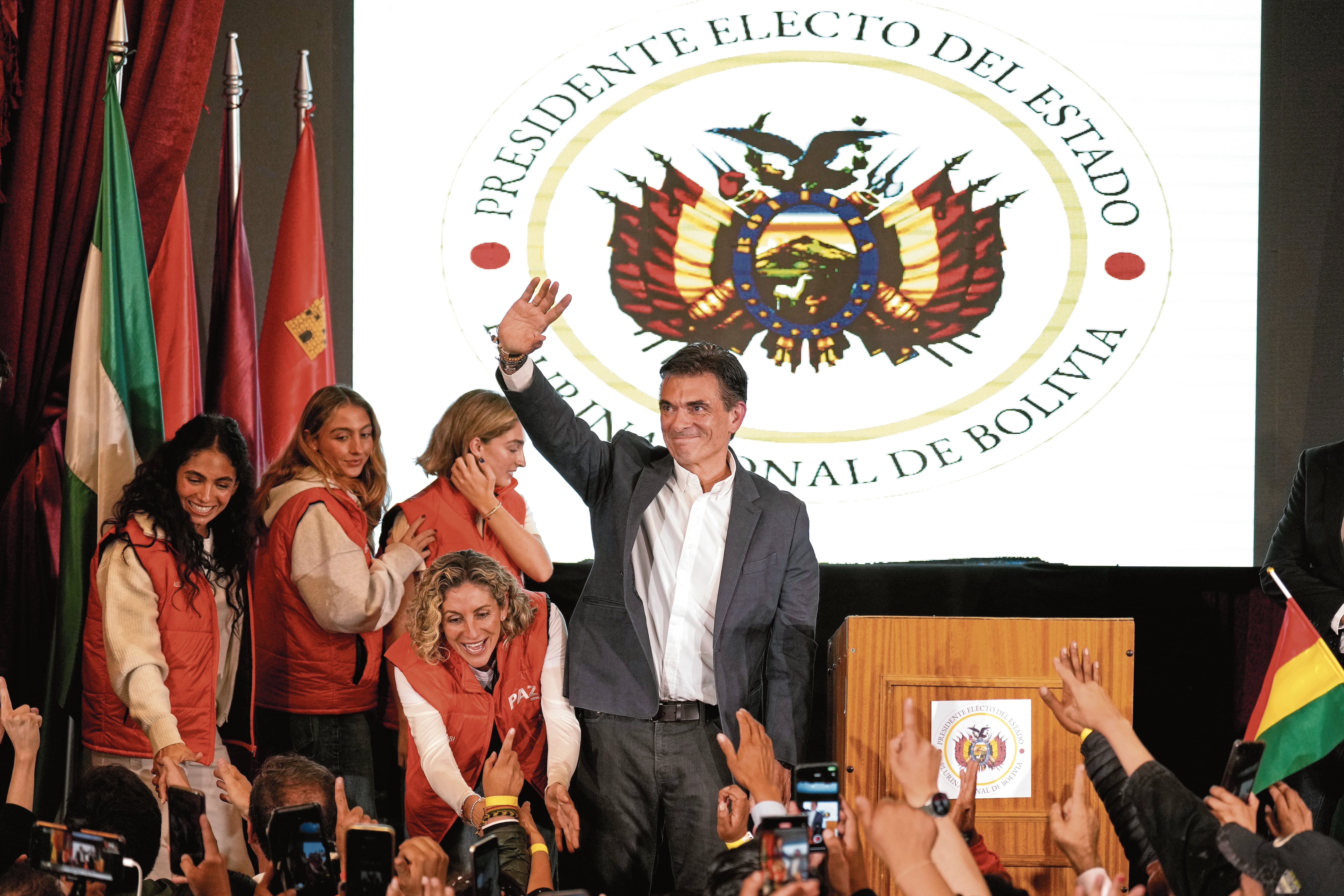 De acuerdo con cifras preliminares del Tribunal Supremo Electoral (TSE) de Bolivia, Paz Pereira obtuvo el 54.57% de votos frente al 45.43% que alcanzó Jorge Tuto Quiroga. Estos resultados se obtuvieron en base al 97.68% de actas escrutadas y, según el presidente del TSE, marca una tendencia “irreversible”. (AP Photo//Natacha Pisarenko)