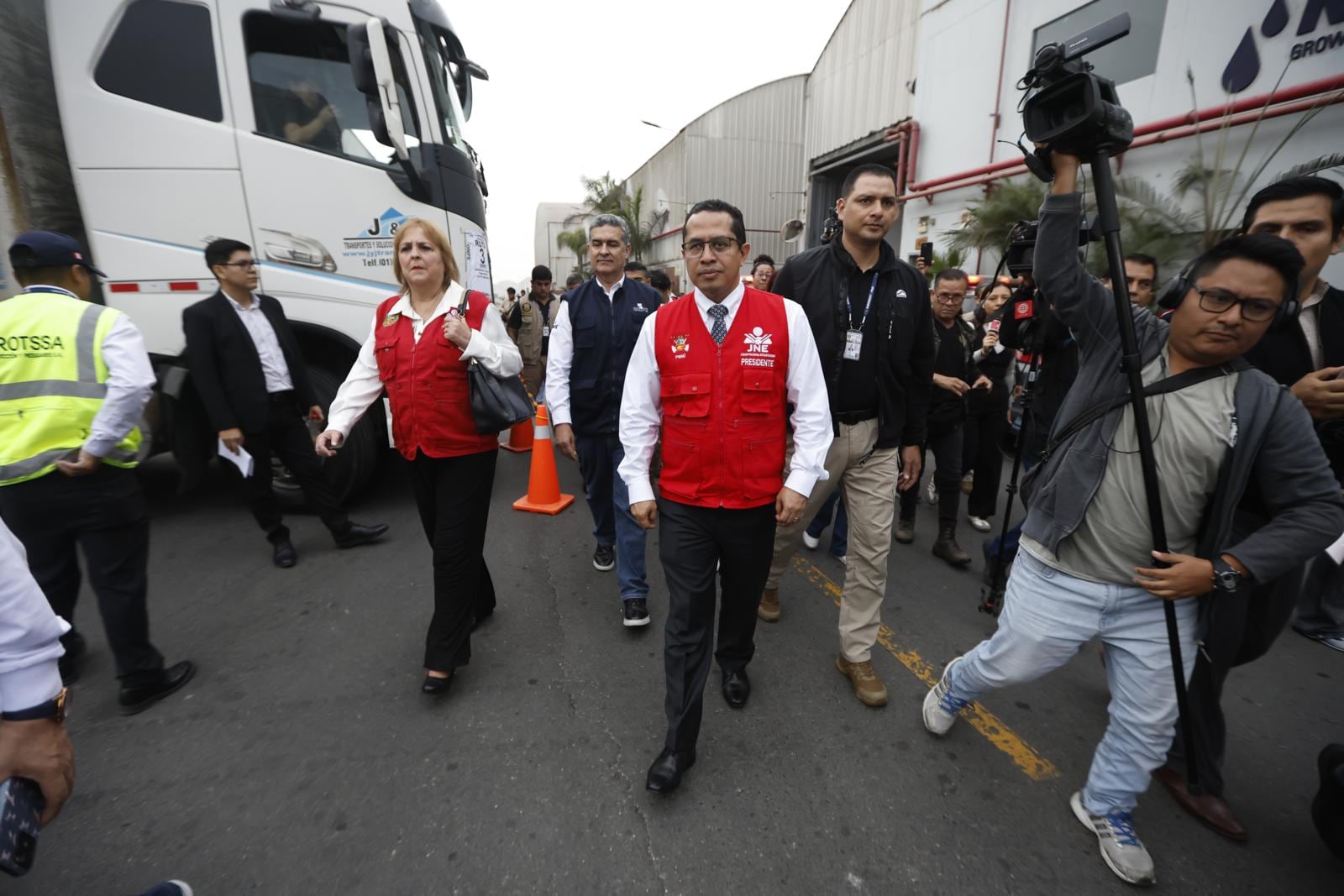 Roberto Burneo, presidente del Jurado Nacional de Elecciones, durante el despliegue del material electoral para la segunda vuelta desde el almacén del a ONPE. (Foto: Mario Zapata / GEC.)