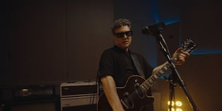 El músico y compositor lanzó en YouTube la tercera entrega de su serie audiovisual, en la que revisita canciones emblemáticas de su trayectoria con una nueva propuesta sonora desde Fisch Studios.