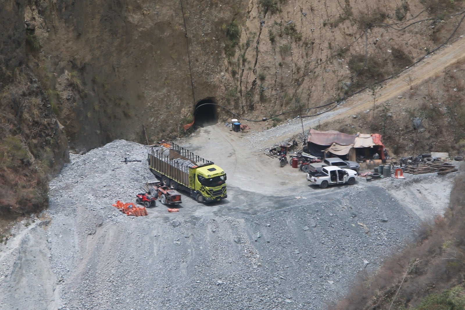 El gremio minero alertó que los grupos criminales ya no solo atacan a trabajadores en los socavones, sino que ahora también destruyen infraestructura de campamentos y oficinas administrativas.