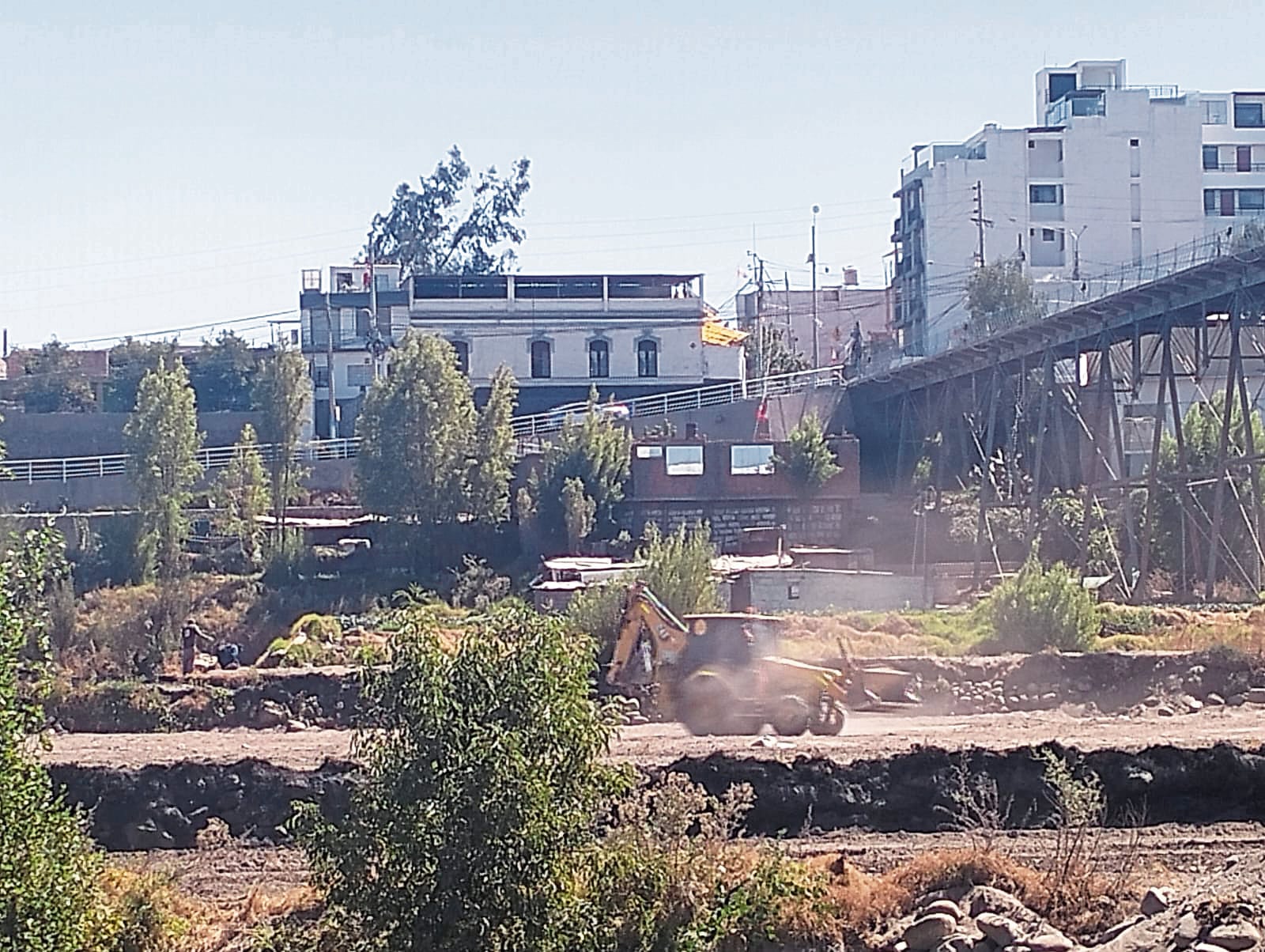 Puente Fierro con riesgo de colapsar por abandono y trabajos en sus cimientos
