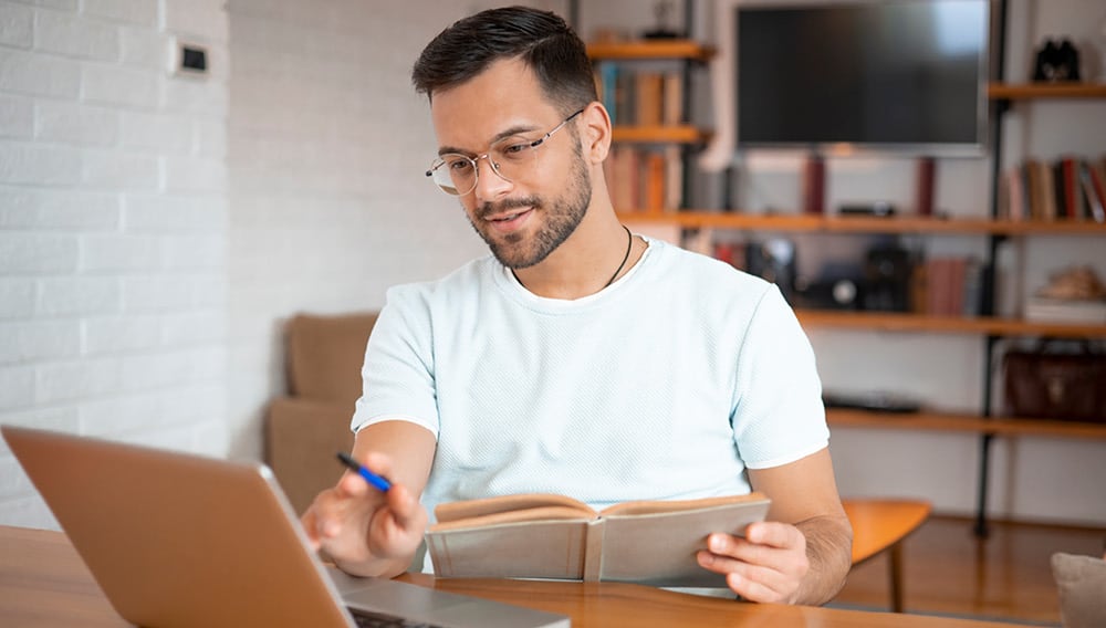 La inteligencia artificial puede mejorar el aprendizaje cuando existe una estrategia pedagógica clara, pero también puede facilitar tareas sin garantizar que el estudiante comprenda lo que hace.