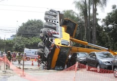Surco: Inmensa grúa se volcó y aplastó dos vehículos y una moto en la avenida Del Pinar